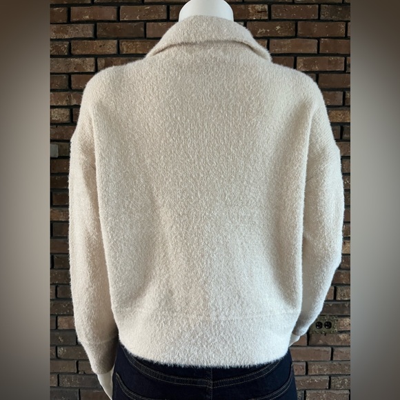 Jessica Simpson Oversized New Sweater Jacket with pocket and brown buttons - Picture 4 of 7